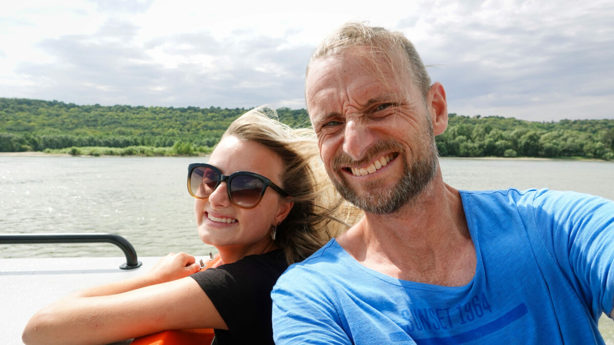 Far och dotter i en 5-meters båt genom Östeuropas vatten